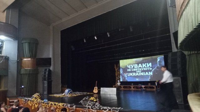 В Херсоне состоялась премьера спектакля  "Чуваки не празднуют, или Ukrainian" от театра "Ампулка"