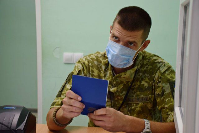 В КПВВ «Чонгар» пограничники обнаружили гражданина с чужим паспортом