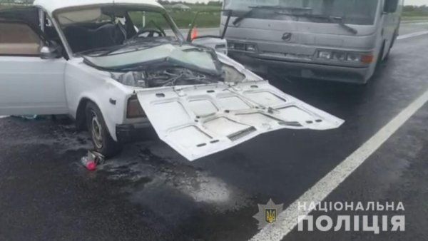 На трассе в Херсонской области снова смертельное ДТП: ВАЗ врезался в автобус
