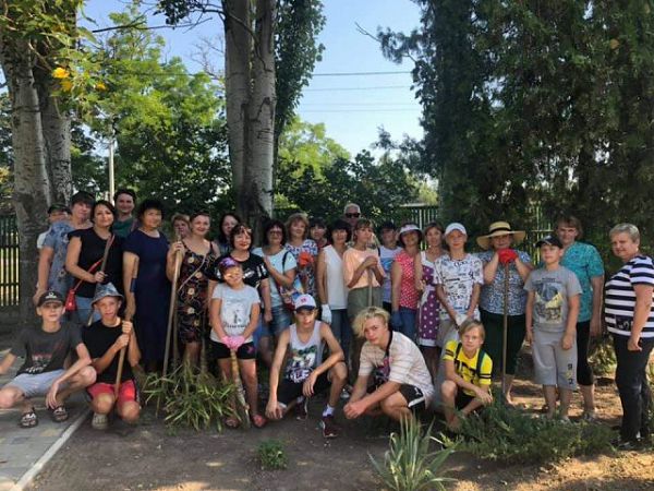 Учителя в Скадовске начали челлендж по уборке города