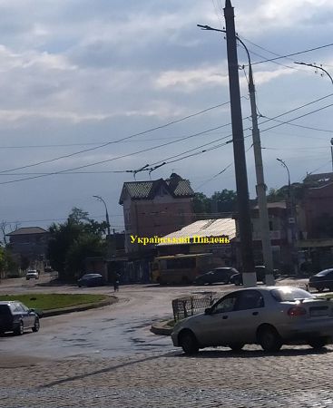 Обнаженный после ливня электропровод висит в Херсоне возле супермаркета