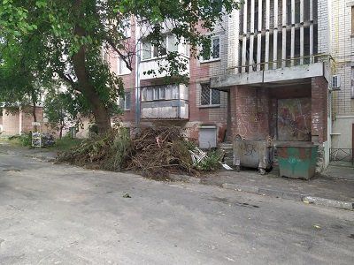 Смітник біля будинку по вулиці Пилипа Орлика в Херсоні