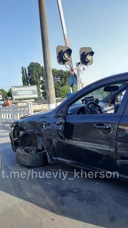 В Херсоне на переезде не разминулись фура и легковушка