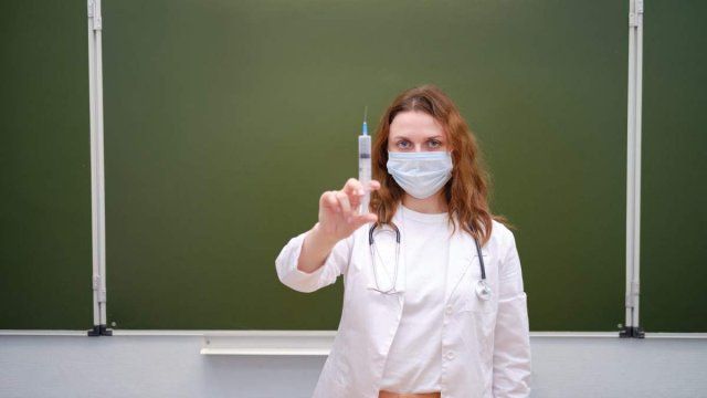 Вакцинация учителей позволит начать учебный год в обычном режиме