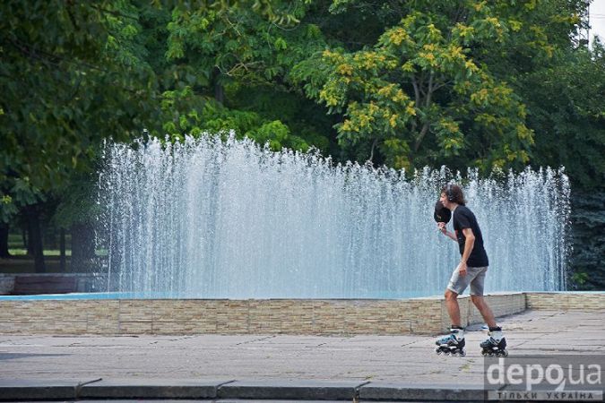 Парень катается на роликах