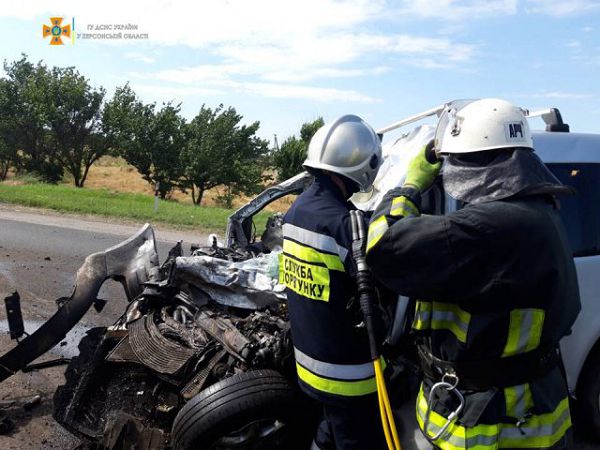 Спасатели достали из поврежденного в ДТП автомобиля погибшего водителя