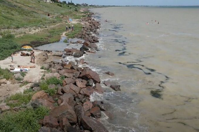 Цвет моря в Геническе.
