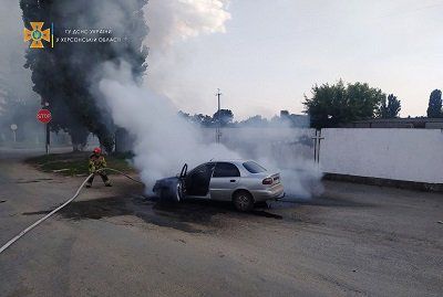 В Каланчаку горів Daewoo Lanos - рятувальники загасили пожежу