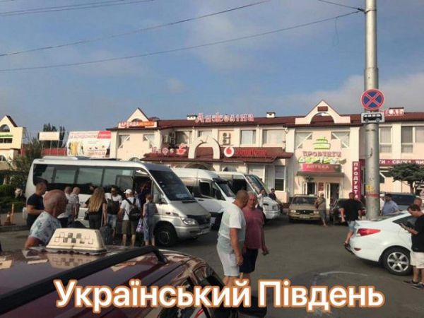 В Херсоне автоперевозчики заблокировали проезд возле железнодорожного вокзала