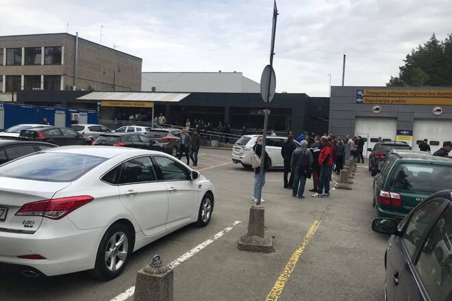 Евробляхеры ринулись снимать авто с учета: в Польше и Литве – огромные очереди