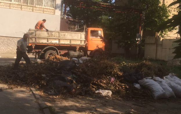 В Херсоне к приезду министра коммунальщики убрали свалку