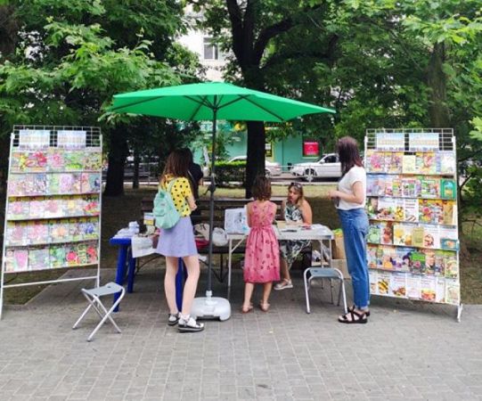 Нa вулицi Xepcoна poзгopнули бiблioтeку iз poзумними pучкaми тa чипoвaними книжкaми