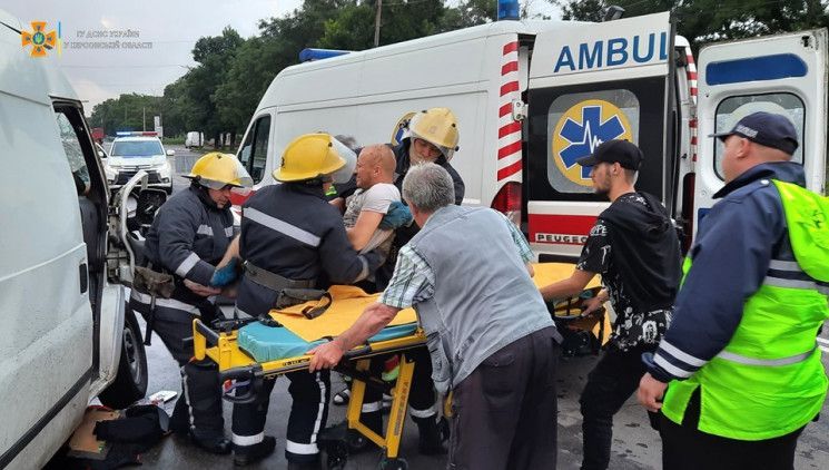 На Херсонщине в результате ДТП водителя зажало металлическими конструкциями