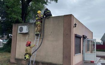 Голопристанські рятувальники ліквідували пожежу в недіючому магазині