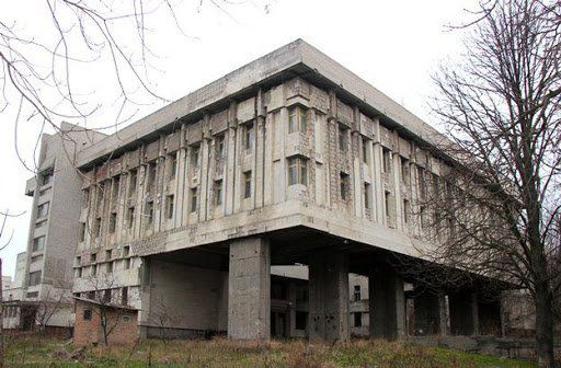 В Херсоне устанавливают ограждение вокруг недостроя на проспекте Ушакова
