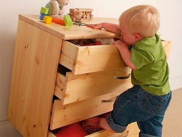 Нa куpopтe Xepcoнщины peбeнкa пpидaвилo шкaфoм