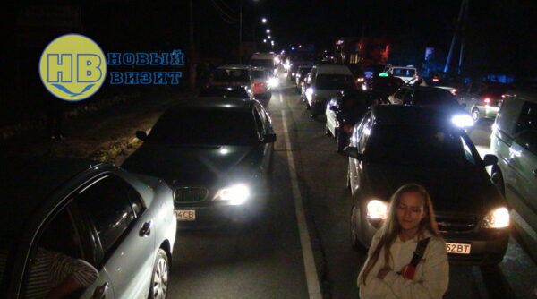 В Геническе ночью люди перекрыли дорогу. К протестующим представители власти не появились