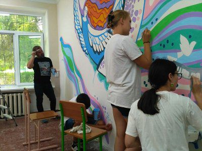 В Чаплинській «Школі Миру» завершився процес створення муралу