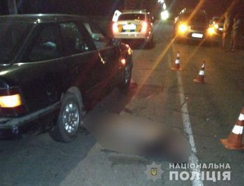 Слідчі обласного главку поліції встановлюють обставини загибелі 46-річного пішохода. Шукають свідків