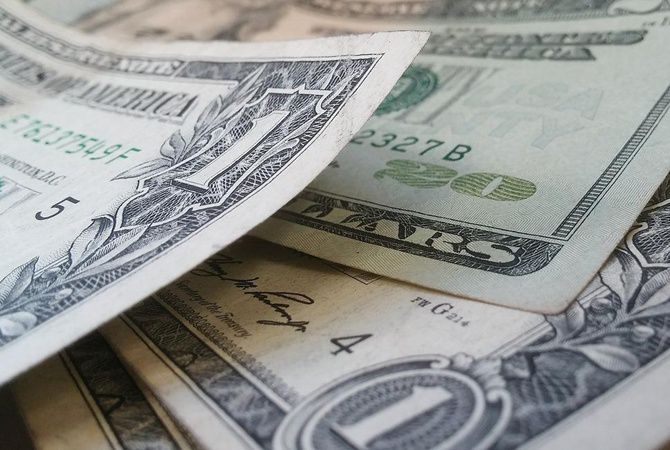 Что делать, если банк отказывается менять старые доллары