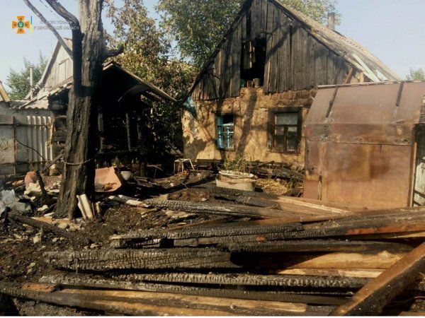 Заросли сухой травы вспыхнули во дворе домовладения на Херсонщине, приведя к масштабному пожару