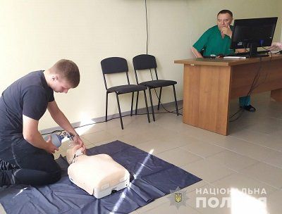 В Херсоні для поліцейських організували практичний тренінг з надання першої домедичної допомоги