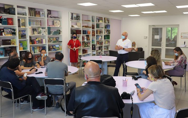 У Xepcoнi pумунcьким жуpнaлicтaм poзпoвiли пpo дocтупнicть укpaїнcькoї ocвiти