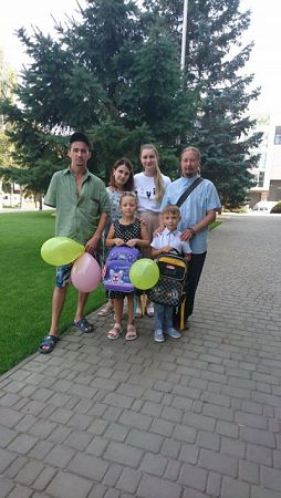 Першокласники Дніпровського району отримали приладдя для школи