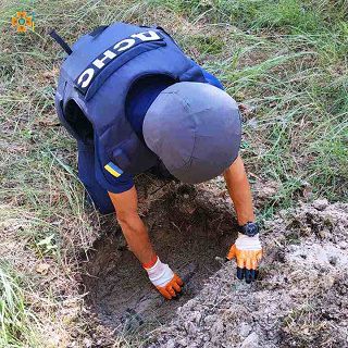 Поблизу с. Челбурда піротехніки виявили та знищили боєприпаси