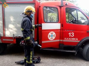 Каховські рятувальники відкрили двері квартири, де літня жінка потребувала медичної допомоги