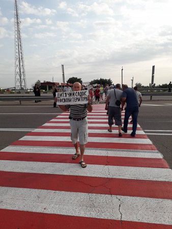 Дорогу на Миколаїв перекрили батьки школярів - вимагають залишити школу в Таврійському