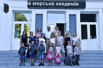 В ХДМА першокласникам вручили рюкзаки зі шкільним приладдям