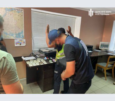 ДБР на Херсонщині викрило схему поборів з водіїв вантажівок на поліцейських постах
