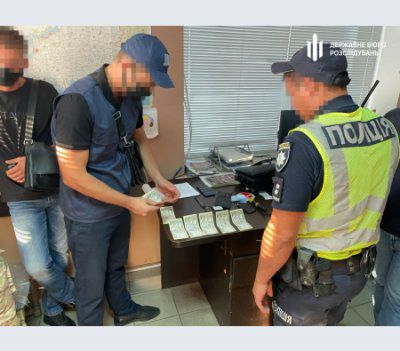 ДБР на Херсонщині викрило схему поборів з водіїв вантажівок на поліцейських постах
