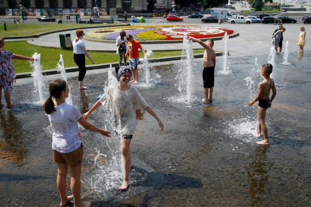 На смену ливням придет другая напасть: астролог рассказал о погоде в Украине в августе 2021
