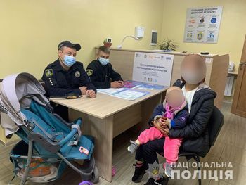 В Херсоні поліцейські помістили у Кризовий центр жінку з півторарічною донькою, яких вигнали з дому