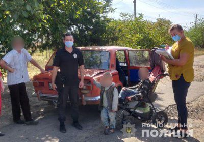Поліція вилучила з родини трьох хлопчиків: діти ходили по селу і наймалися на підробіток за їжу