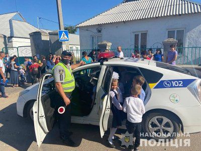 Поліцейські Херсонщини провели акцію «Відведи дитину до школи»