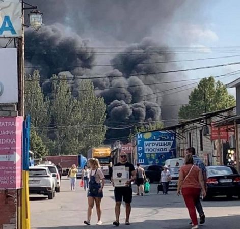 Небо стало черным - в Херсоне неподалеку от железнодорожного возгорания произошел сильный пожар