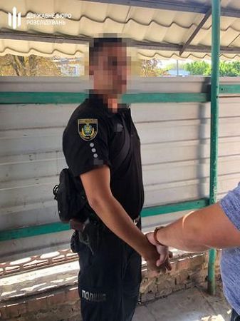 Працівники поліції вимагали тисячу доларів