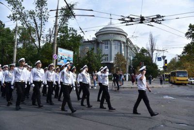 У Херсоні свято розпочалося урочистою ходою курсантів Херсонської державної морської академії 