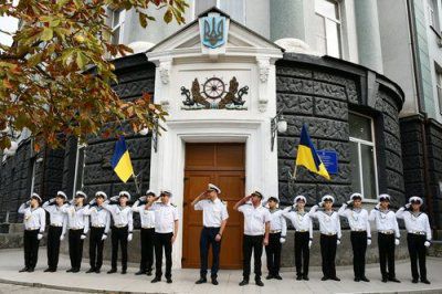 У Херсоні свято розпочалося урочистою ходою курсантів Херсонської державної морської академії 