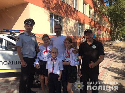 Поліцейські Херсонщини провели акцію «Відведи дитину до школи»