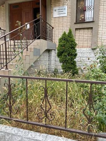 Комунальні підприємства, державні установи в обласному центрі заростають бур’яном