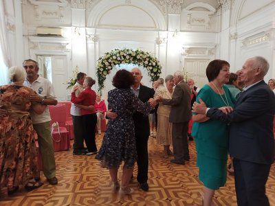 Солідні «молодята»: у Херсоні вшанували поважні подружжя