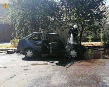 Херсонські рятувальники гасили палаючий автомобіль