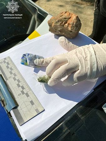 Патрульні затримали чоловіка з наркотиками на Придніпровському узвозі