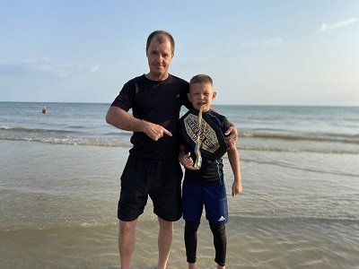 Чемпіона світу з джиу-джитсу, який працює двірником у херсонській школі, привітали вчителі та учні