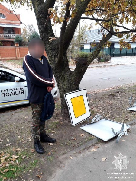 Похититель дорожных знаков попался херсонским патрульным