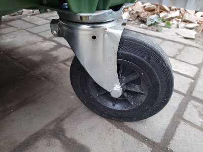 У Херсоні з новеньких контейнерів для сміття викрали колеса